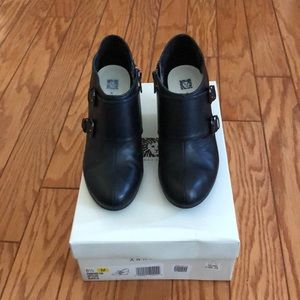 Sz 6.5 black double strap Anne Kline wedge booties